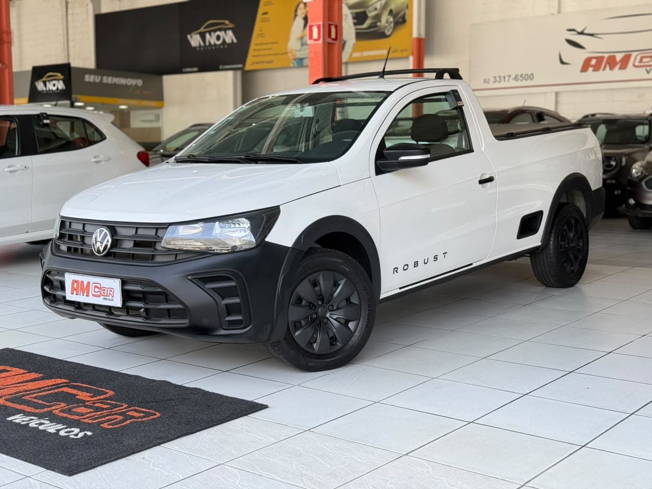 Volkswagen Saveiro Robust branca, vista frontal 3/4, exposta na loja