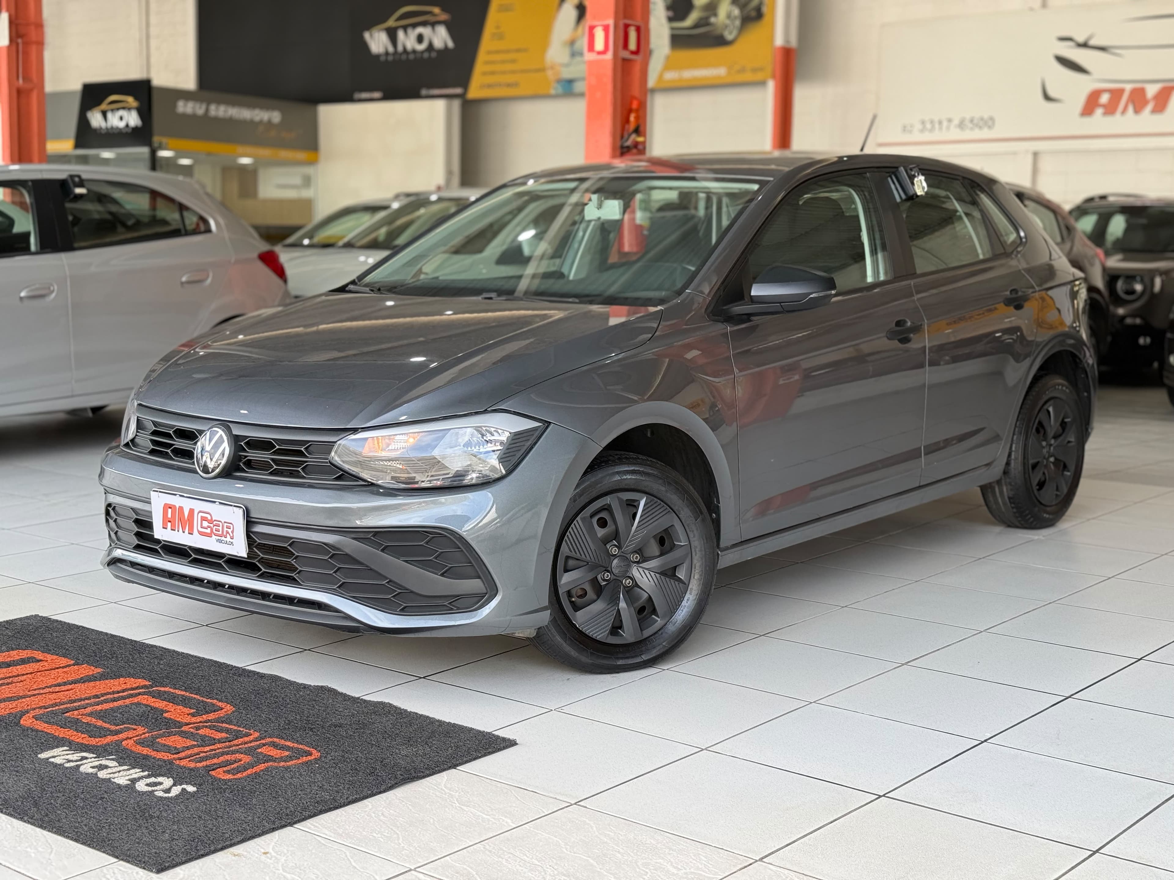 Volkswagen Polo Track cinza, vista frontal 3/4, exposto na loja