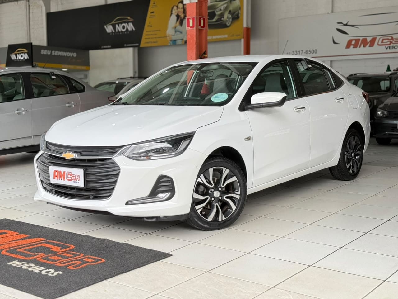Chevrolet Onix Premier branco, vista frontal 3/4, exposto na loja
