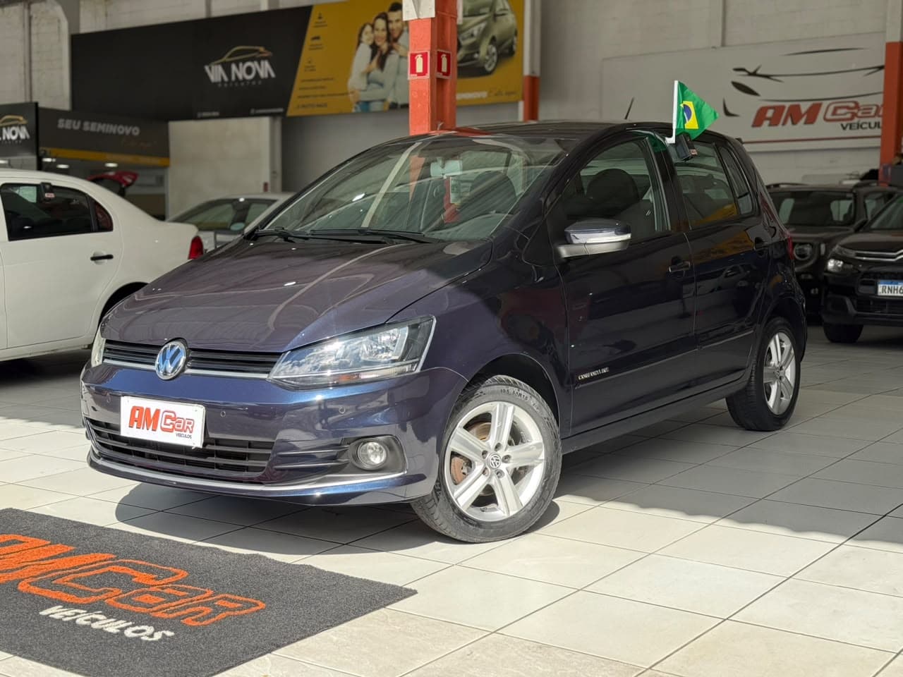 Volkswagen Fox Comfortline azul, vista frontal 3/4, exposto na loja