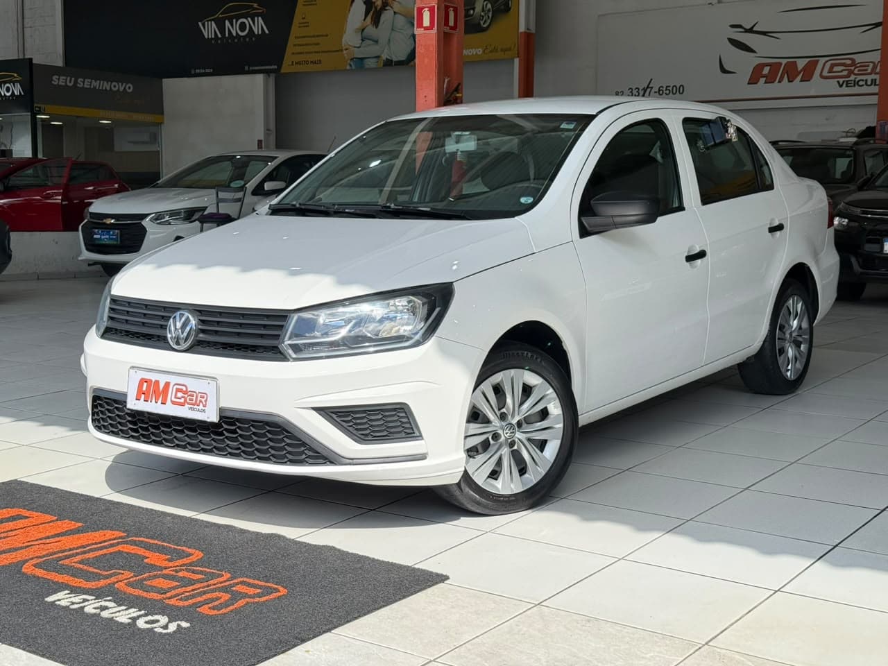 Volkswagen Voyage branco, vista frontal 3/4, exposto na loja