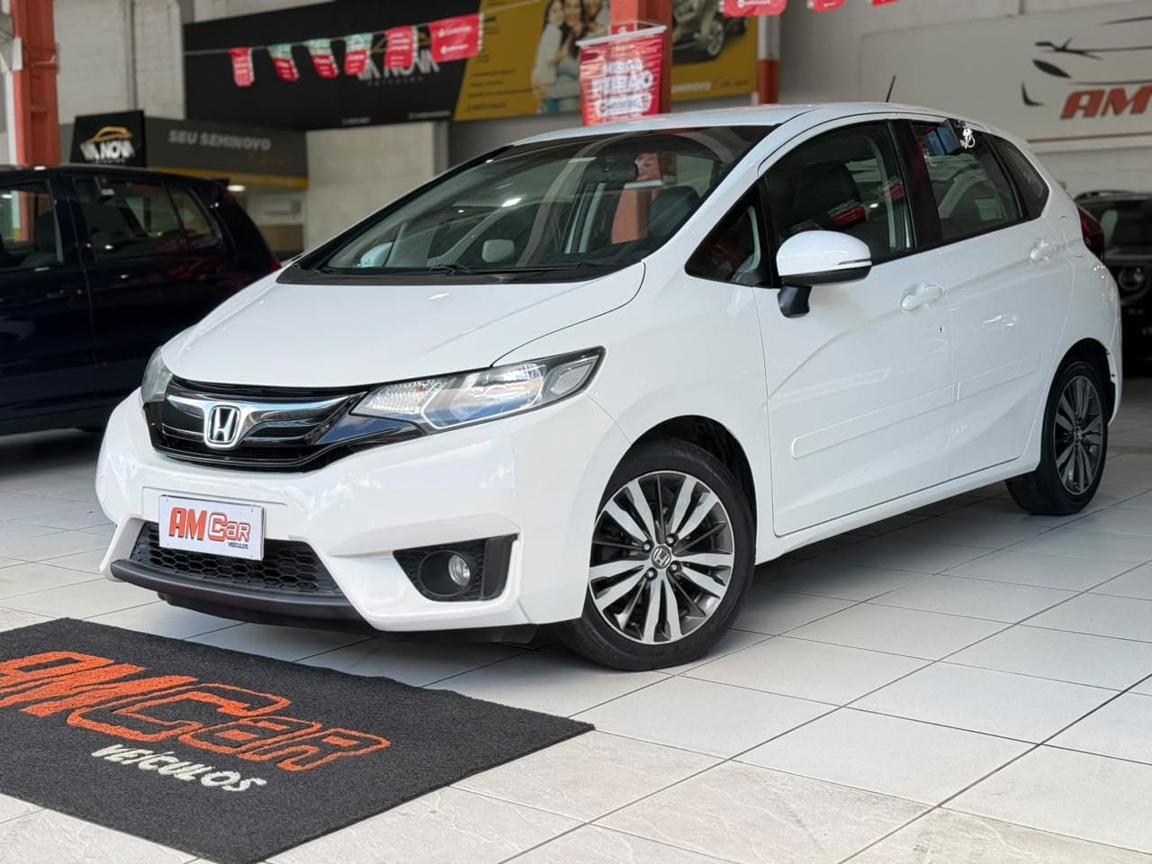 Honda Fit EXL branco, vista frontal 3/4, exposto na loja
