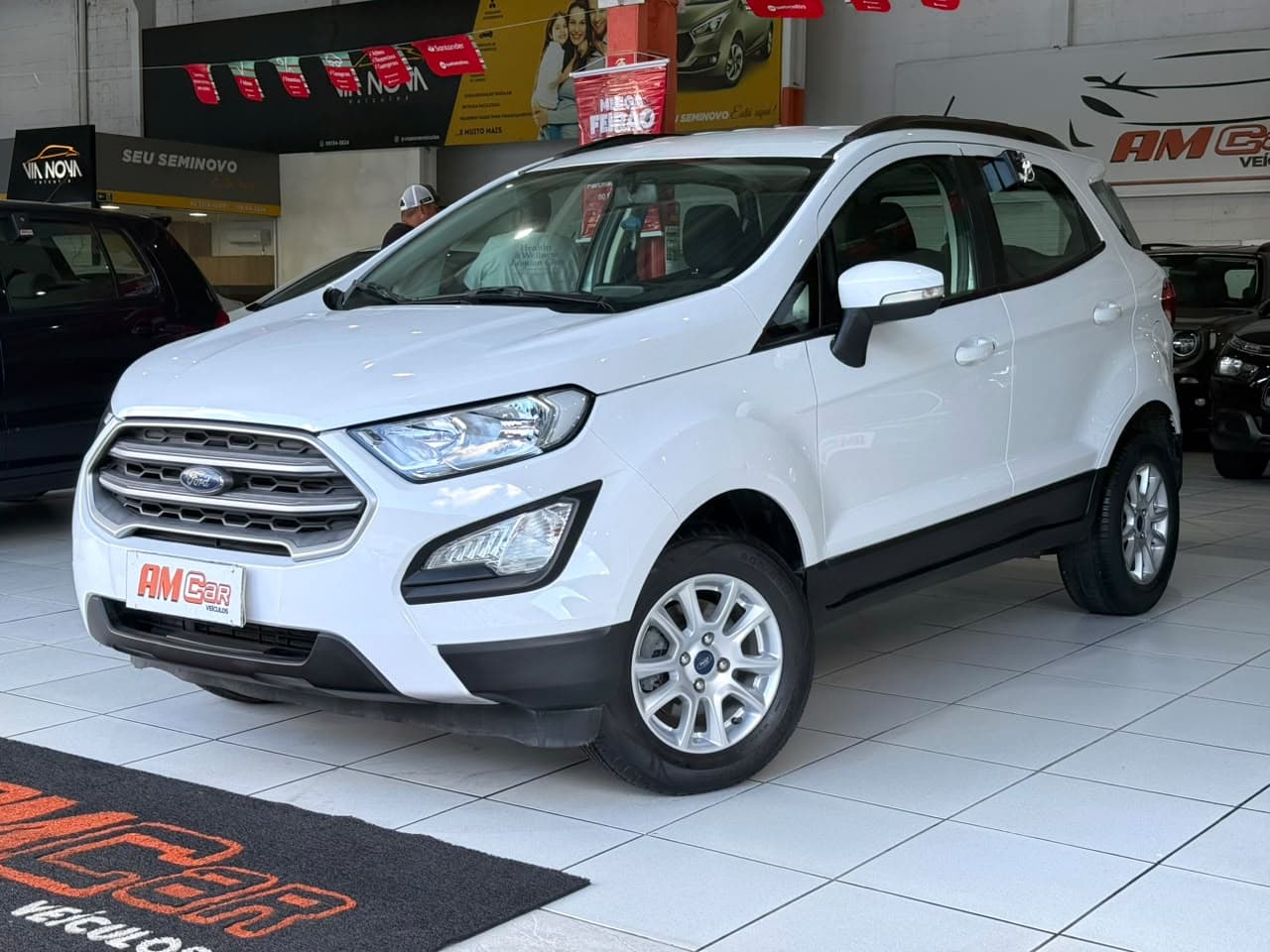 Ford EcoSport SE branca, vista frontal 3/4, exposta na loja