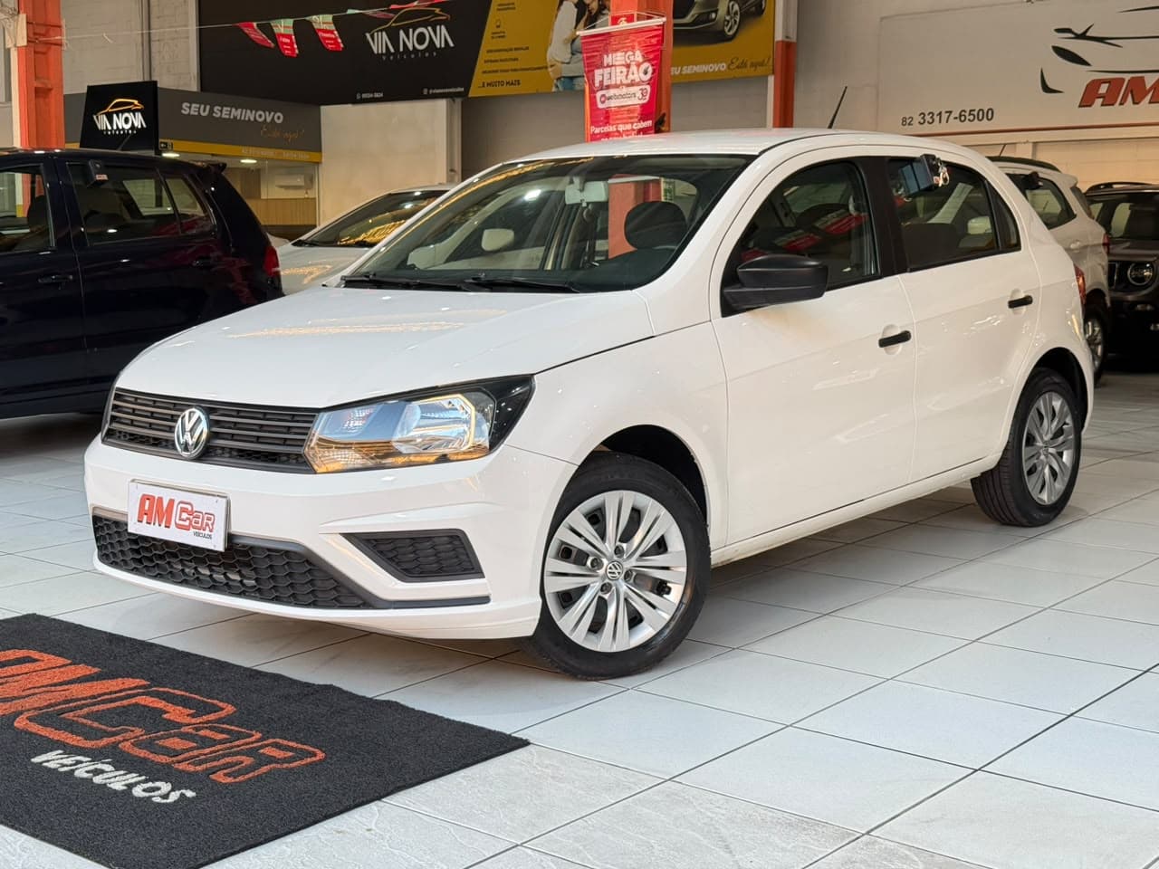 Volkswagen Gol branco, vista frontal 3/4, exposto na loja