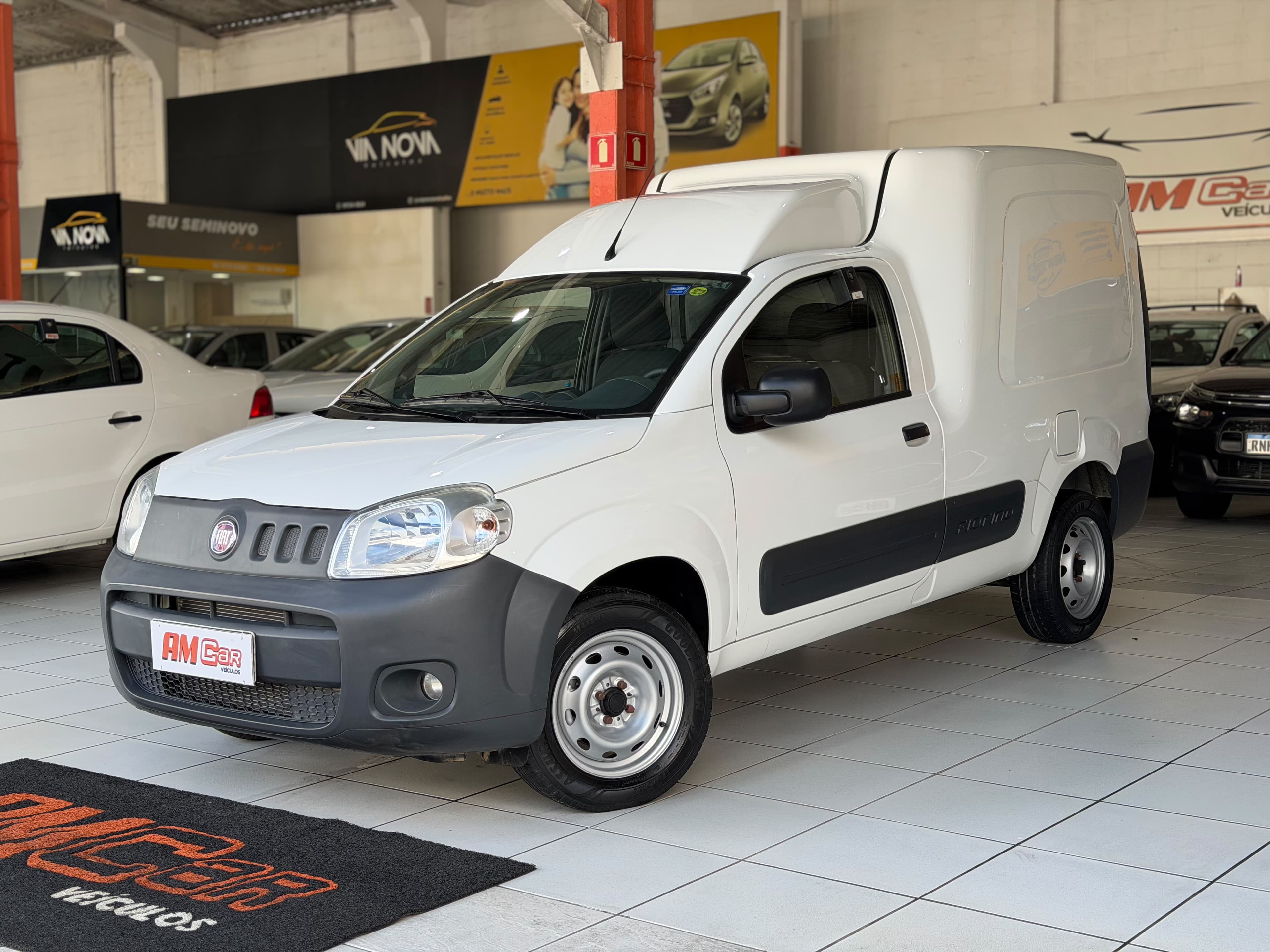 Fiat Fiorino Hard Working branca, vista frontal 3/4, exposta na loja