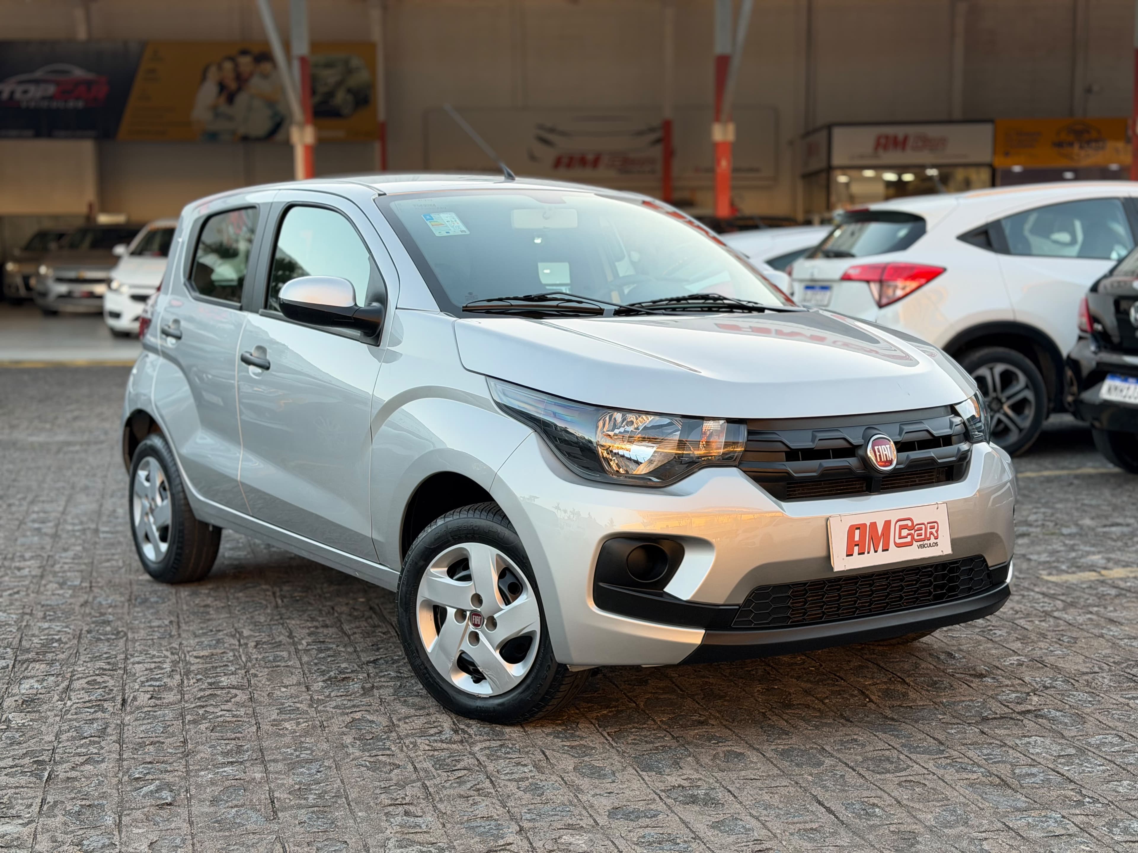 Fiat Mobi Like prata, vista frontal 3/4, exposto na loja