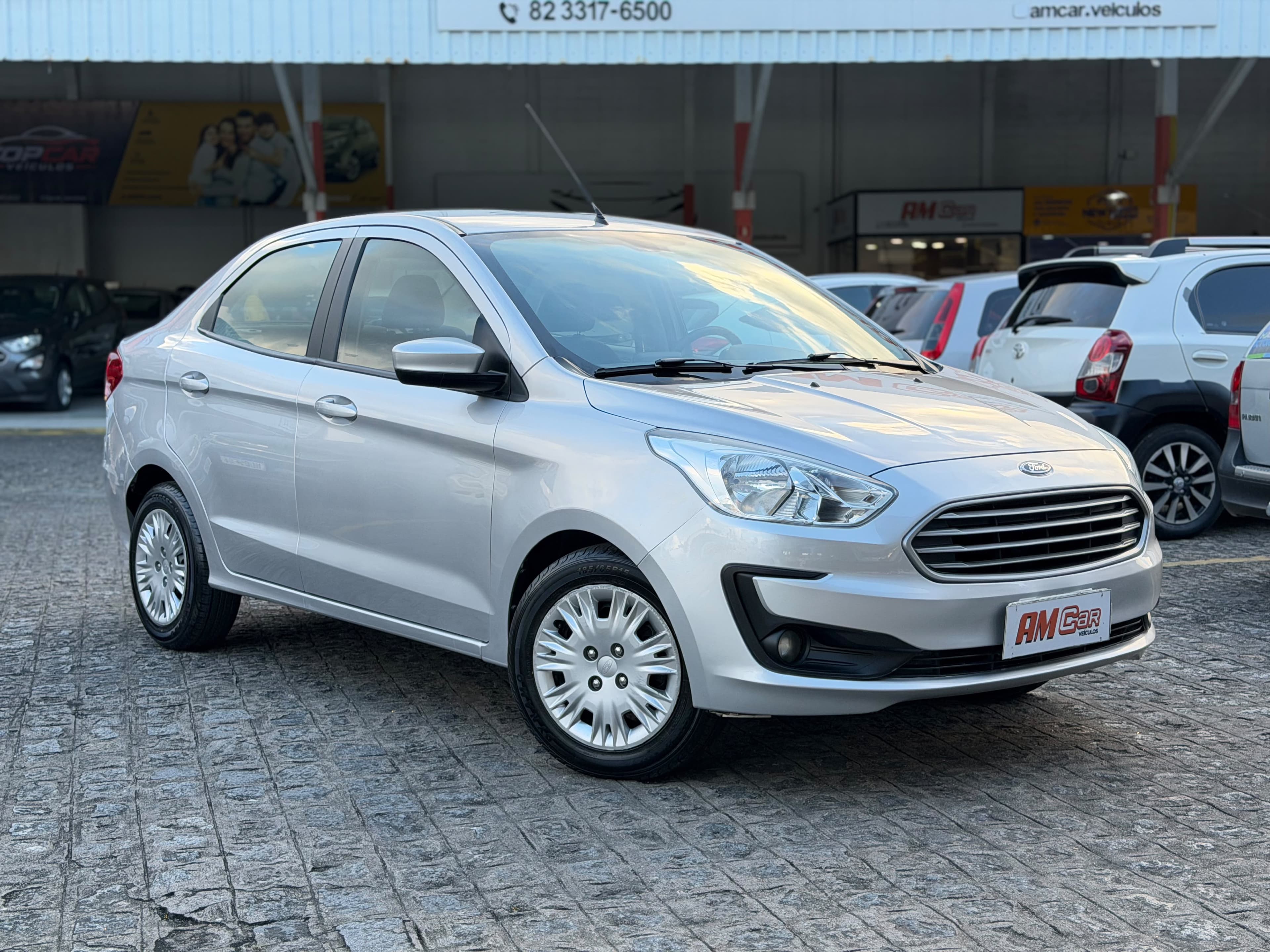 Ford Ka+ SE Plus prata, vista frontal 3/4, exposto na loja