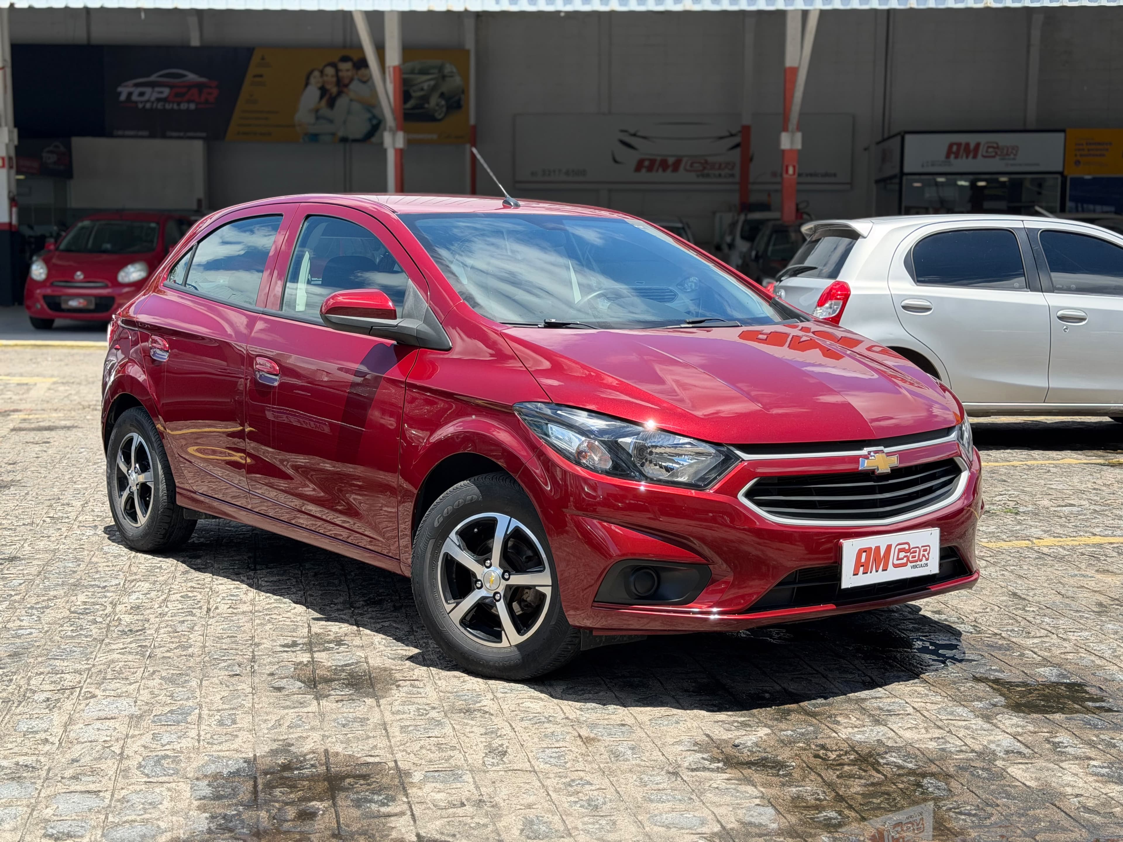 Chevrolet Onix LT vinho, vista frontal 3/4, exposto na loja